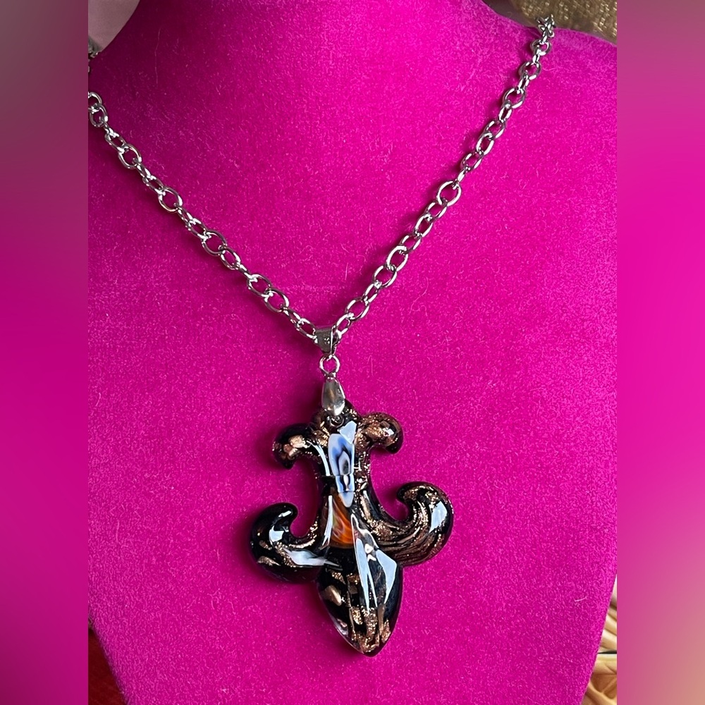 Murano glass lampwork pendant in a stylized Fleur de Lis design.